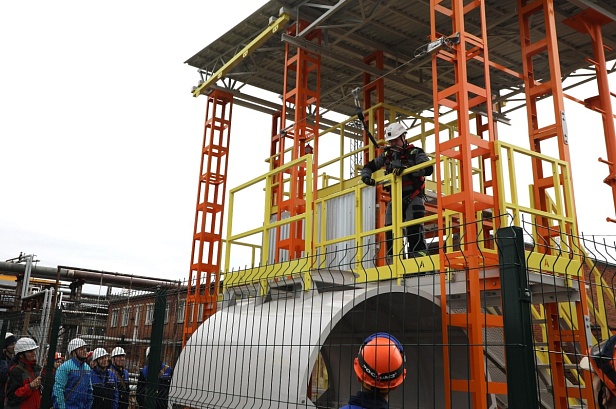 г.Новочебоксарск.На «Химпроме» открыт «Альпинист» – первый в Чувашии полигон обучения высотным работам г.Новочебоксарск.На «Химпроме» открыт «Альпинист» – первый в Чувашии полигон обучения высотным работам